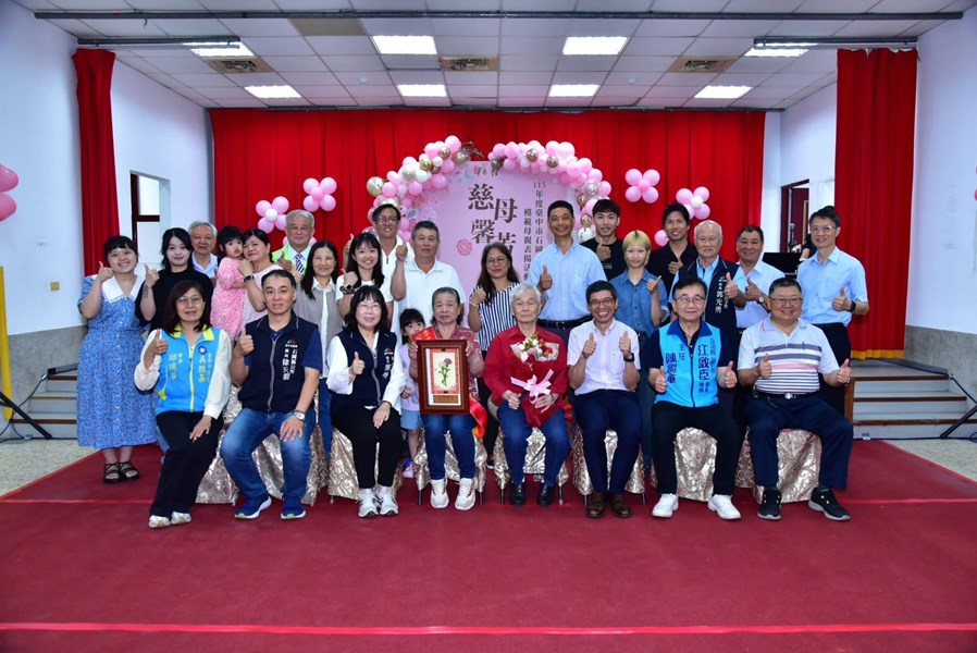 模範母親與家人合照
