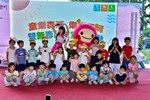 小朋友與水晶姐姐合照