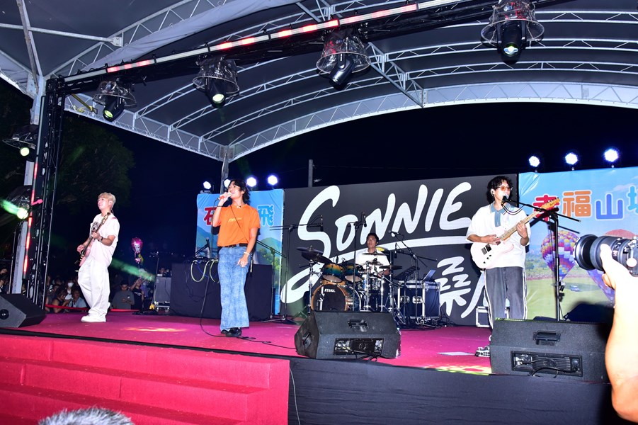 桑尼樂團表演