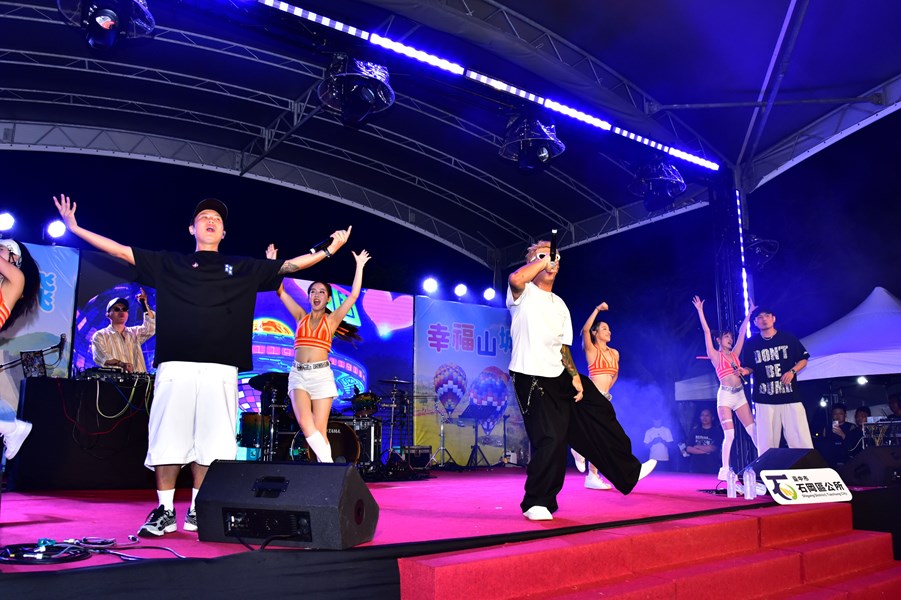 天團玖壹壹登台演唱