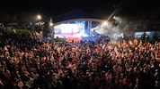 夜晚音樂會狂熱氣氛